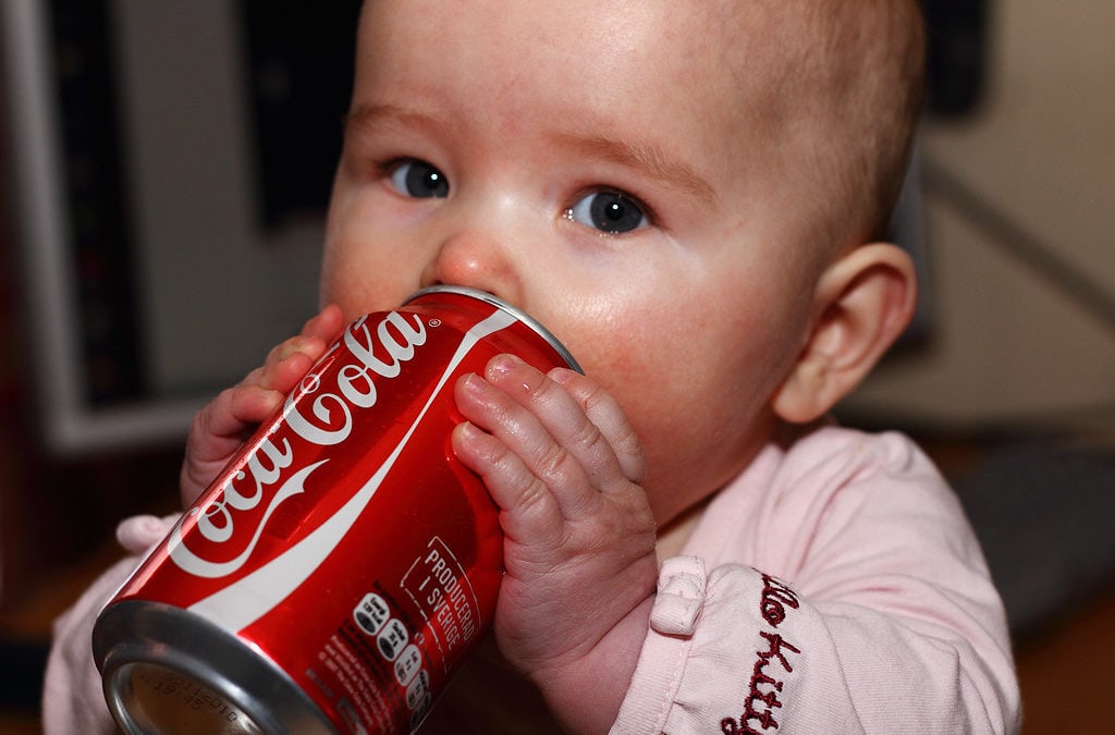 bébé boit du Coca-Cola